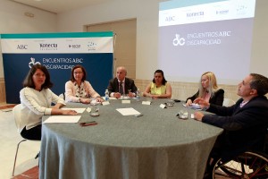 SEVILLA. 10-MAYO-2017.  TERCERA MESA JORNADAS DISCAPACIDAD : COMUNICACION Y DISCAPACIDAD. ISABEL AGUILAR, CARMEN MARTIN, PEDRO TOMEY, MONICA PATON, MONSERRAT BALAS, JUAN ANTONIO LEDESMA. FOTO : RAUL DOBLADO. ARCHSEV