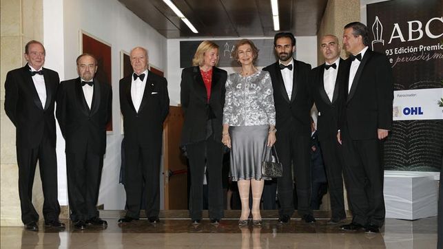 La Reina preside la entrega de los premios Mariano de Cavia en ABC