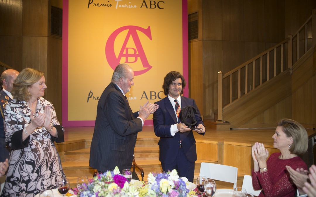 S.M. El Rey Don Juan Carlos entrega el IX Premio Taurino ABC a  “Morante de la Puebla”