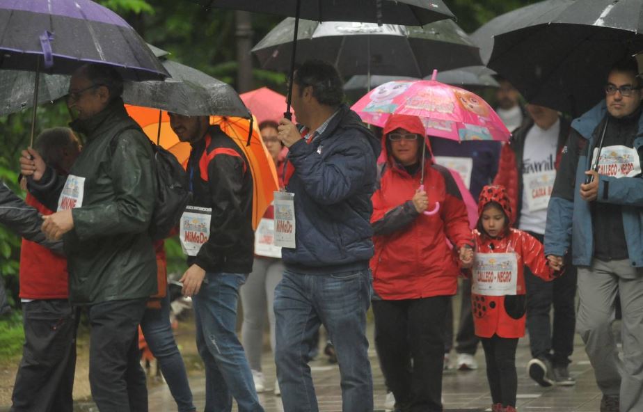 Centenares de valientes salen a la calle en el VI Día de la Familia en Marcha Caixabank de El Norte