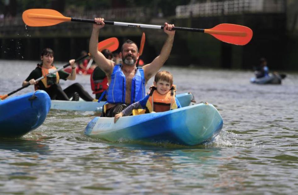 300 participantes toman la ría en el BBKayak de El Correo