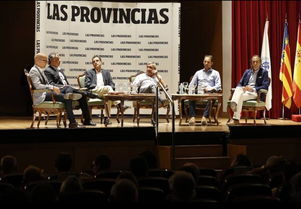 Leyendas del Valencia abren su corazón en la presentación del libro ‘Un siglo de pasión’