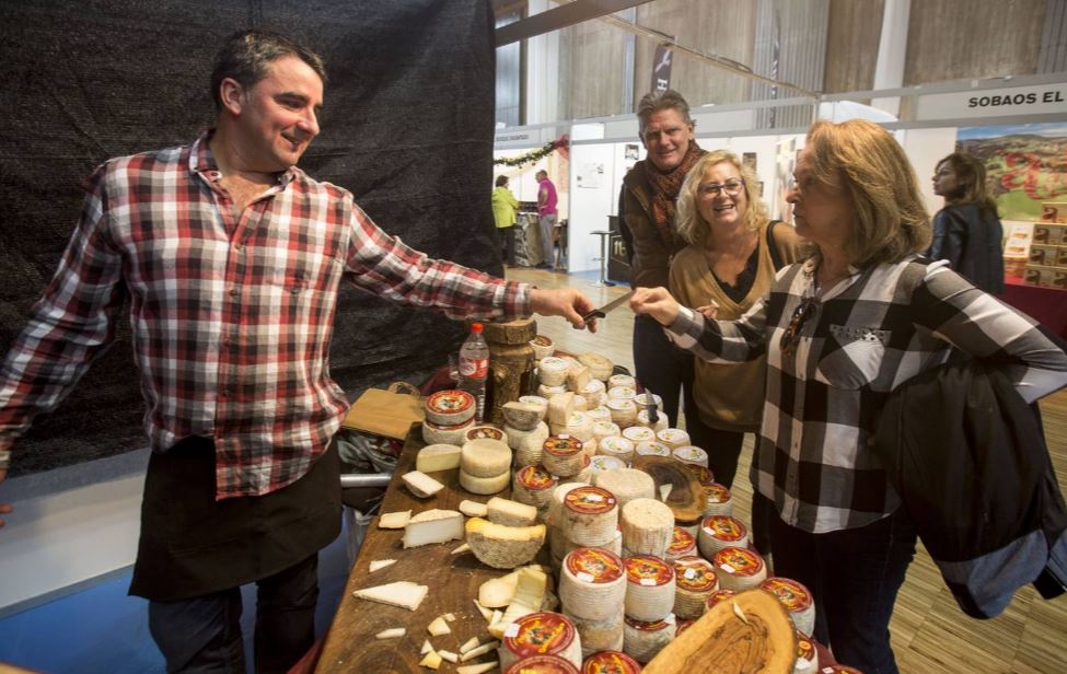 Miles de personas llenan la Feria del Producto de Cantabria