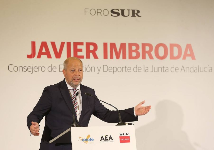 El consejero de Educación y Deporte, Javier Imbroda, aborda los retos presentes y futuros de la Educación en el Foro SUR